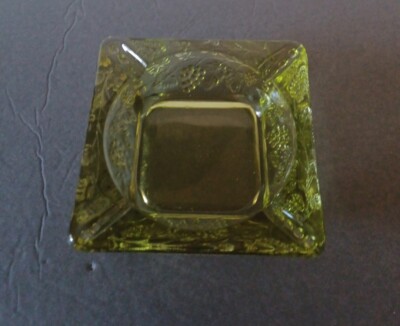 Westmoreland Glass Green Paneled Grape Leaf Square Ashtray USA Beautiful! RARE -image