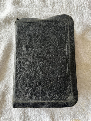 Vintage Holy Bible Leather , In Subpar Condition, Old-image
