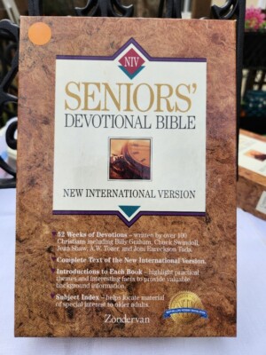 NEW INTERNATIONAL VERSION SENIORS' DEVOTIONAL BIBLE BONDED LEATHER, 1995 New Box-image