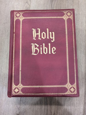 Holy Bible Guiding Light Edition KJV 1960 Red Gold Gilt Family Bible-image