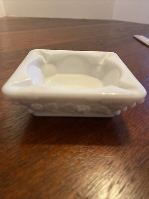 WESTMORELAND MILK GLASS PANELED GRAPE & VINE ASHTRAY VINTAGE-image