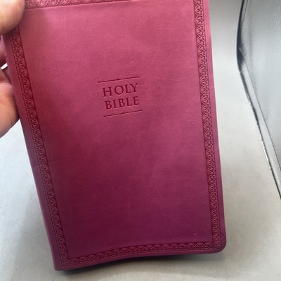NIV, Premium Gift Bible, Leathersoft, Pink, Red Letter, Comfort Print 2011-image