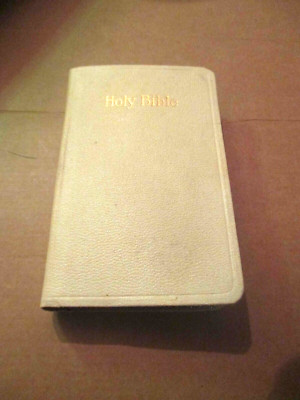 Vintage KJV 1611 Holman Pocket Bible - Pearl text - White Leather-image