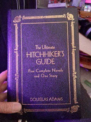 The Ultimate Hitchhiker's Guide: Five Complete Novels and One Story [Deluxe Edit-image