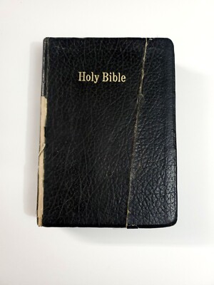 A READER'S GUIDE TO EXPLORING THE HOLY BIBLE Revised Standard Version 1972 As Is-image